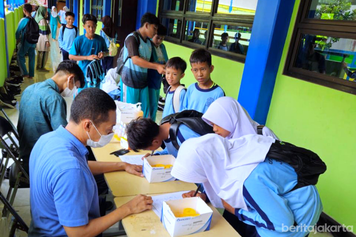 Ratusan pelajar SMPN 133 Jakarta mengikuti tes narkoba