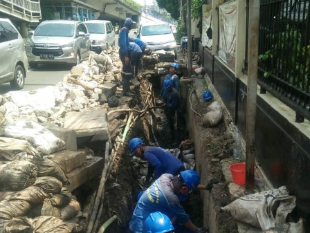 10 Satgas SDA Perbaiki Turap Longsor di Jl Raya Pramuka