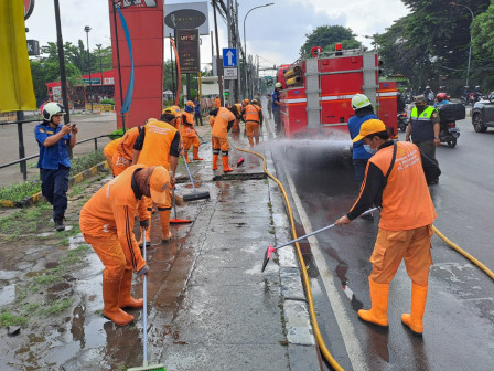  43 Personel Gabungan Bersihkan Trotoar Jalan Raya Bekasi 