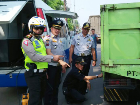  Operasi Laik Jalan Angkutan Umum Digelar di JORR Cengkareng 