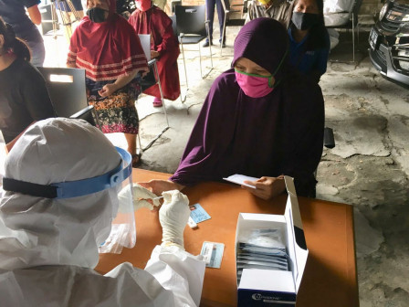 103 Pedagang dan Warga Pasar Krukut Rapid Test