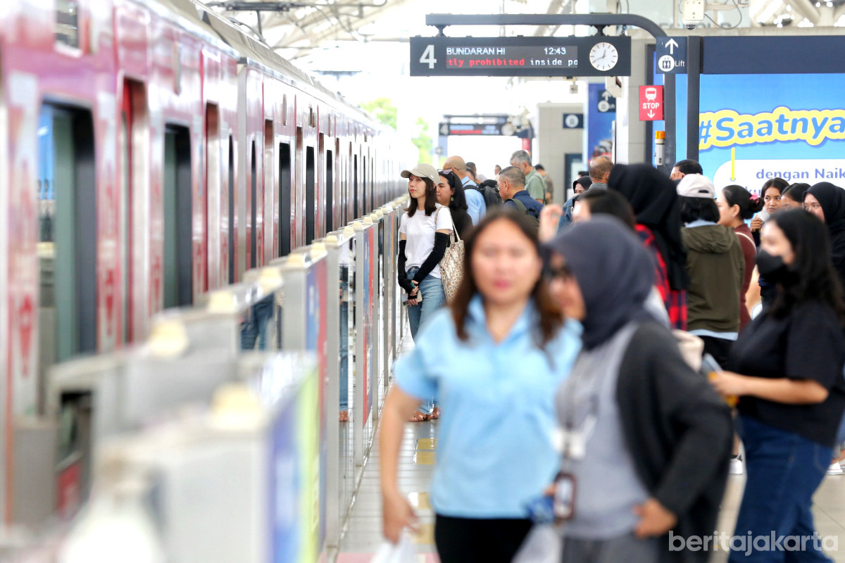 Sejumlah calon penumpang menunggu kedatangan kereta MRT