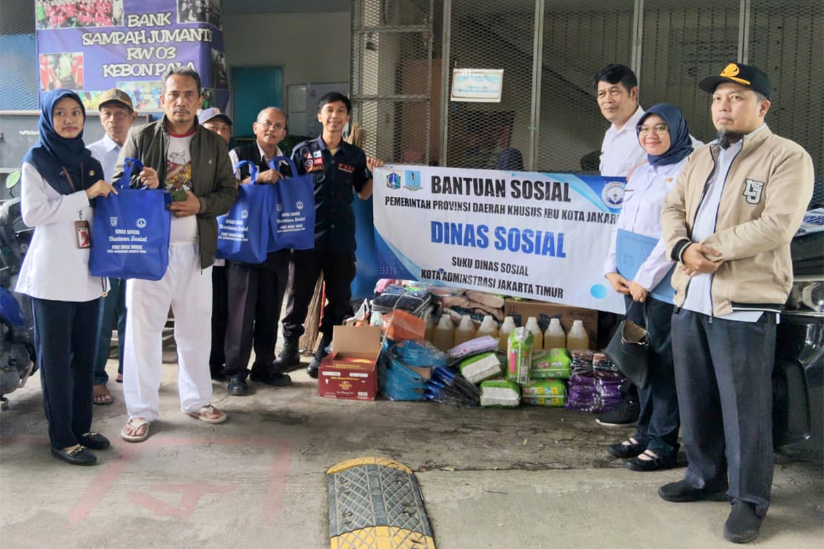Penyerahan bantuan penyintas kebakaran di Kebon Pala
