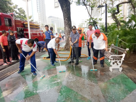 Trotoar Jalan Medan Merdeka Dibersihkan