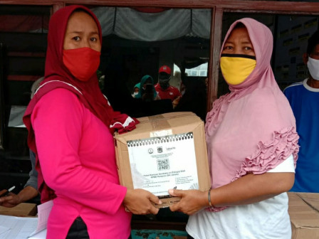 Kelurahan Pulau Kelapa Menerima Bantuan Sosial dari Pemprov DKI Jakarta