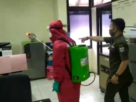 Cegah COVID 19, Kantor Sudin Dukcapil Jaktim Disemprot Disinfektan