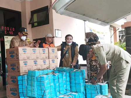 Sudin Sosial Jaktim Distribusikan 2.500 Boks Makanan Siap Saji untuk Korban Banjir