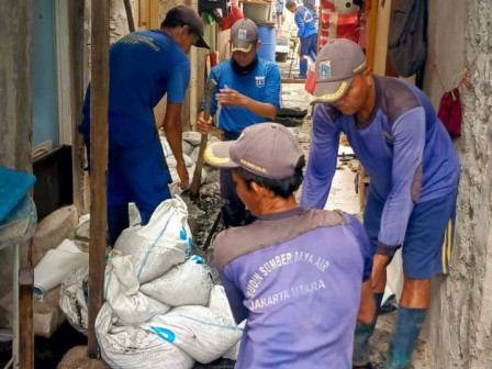 Pasukan Biru Koja Keruk Saluran Jalan Komplek UKA