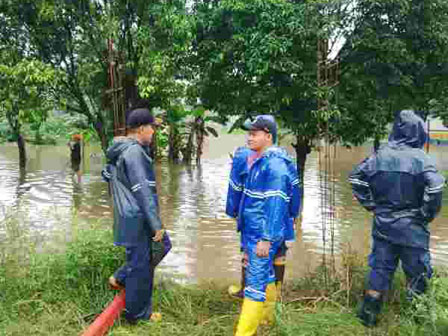  Sudin PKP Tangani Genangan di Jl Raya Cileduk