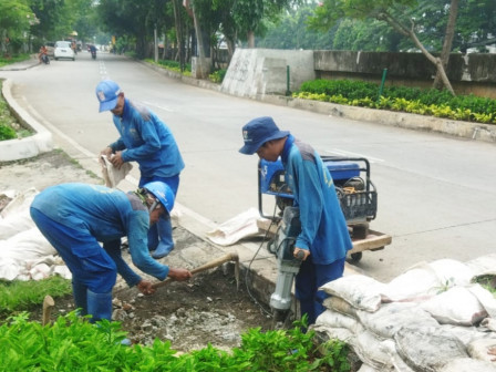 Satpel SDA Sawah Besar Kuras Saluran di Jalan Pejagalan