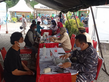 TNI AL Bantu Serbuan Vaksinasi Masyarakat Maritim di Kelurahan Rorotan 
