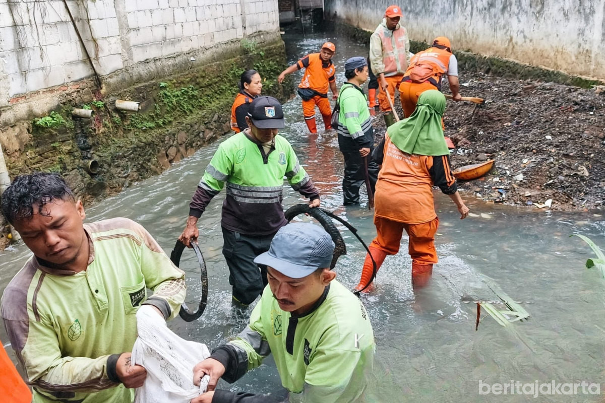 Personel Gabungan Bersihkan Kali Sekretaris Segmen Cipulir 