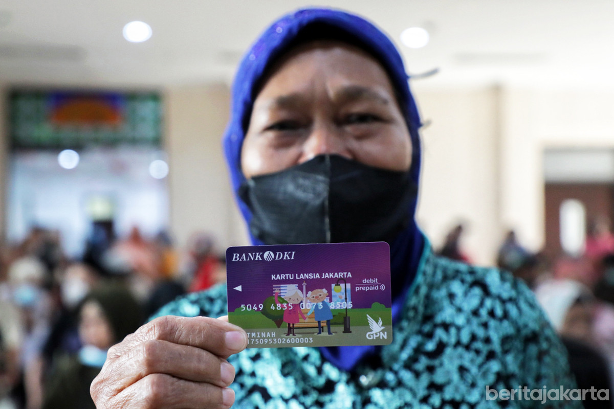 Warga penerima manfaat Kartu Lansia Jakarta (KLJ)