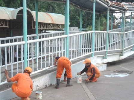 Pasukan Oranye Gerak Cepat Bersihkan Coretan dan Pecahan Kaca di Tomang