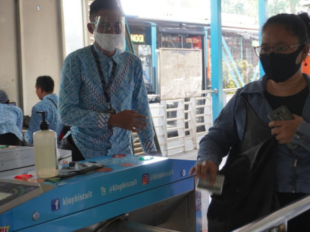 Bank DKI Beri Bantuan Face Shield untuk Petugas Bus Transjakarta