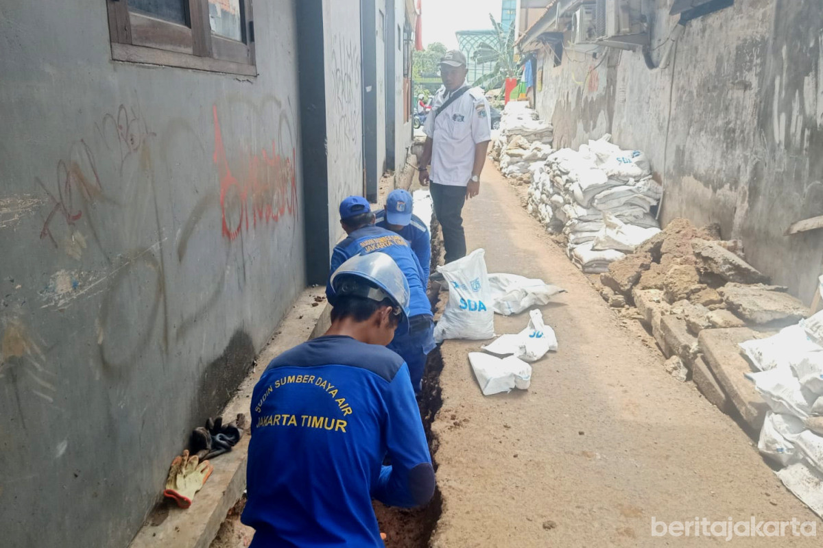 Saluran Air di Jl H. Jum Kelurahan Rambutan Dinormalisasi