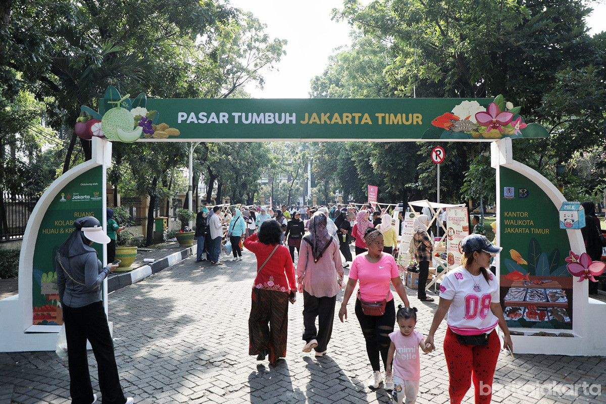 Kegiatan Pasar Tumbuh di Halaman Kantor Wali Kota Jakarta Timur, Jumat (26/9)
