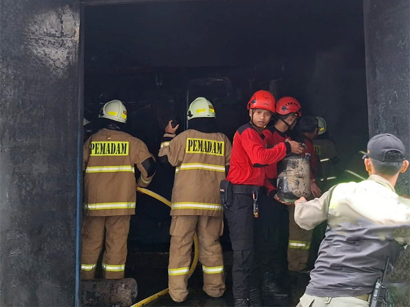  4 Unit Pemadam Atasi Kebakaran Chiller Gedung di Jalan Jenderal Sudirman