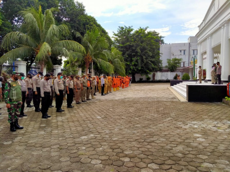 100 Petugas Gabungan Apel Pengawasan PSBB di Gedung Taman Benyamin Sueb