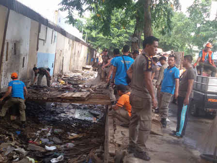 15 Ton Sampah Tutupi Saluran Air Jalan Ancol Barat