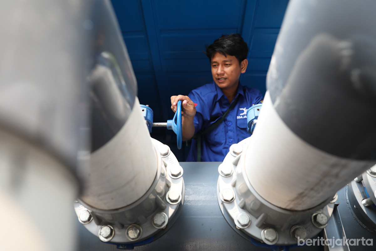 Pengecekan pompa pengendali banjir oleh petugas SDA