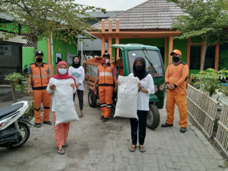 Pemuda dan Pelajar Pulau Tidung Bantu PPSU Kumpulkan Sampah