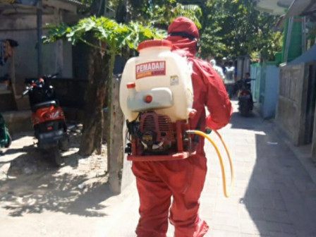 Lingkungan Warga Kelurahan Pulau Kelapa Didisinfeksi Petugas Gulkarmat 