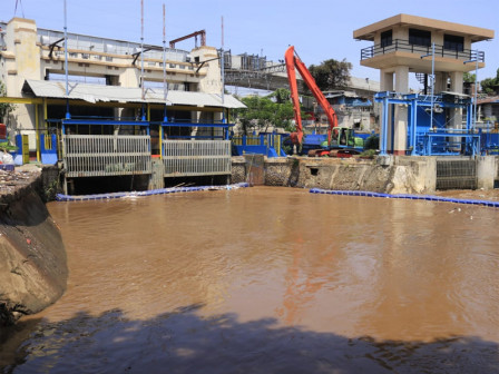  Dinas LH Angkut 511 Meter Kubik Sampah dari Aliran Sungai Ciliwung 