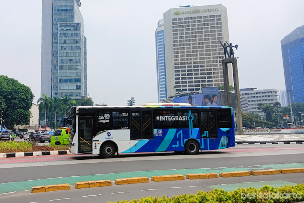 Bus Transjakarta melintas di Bundaran HI Jakarta