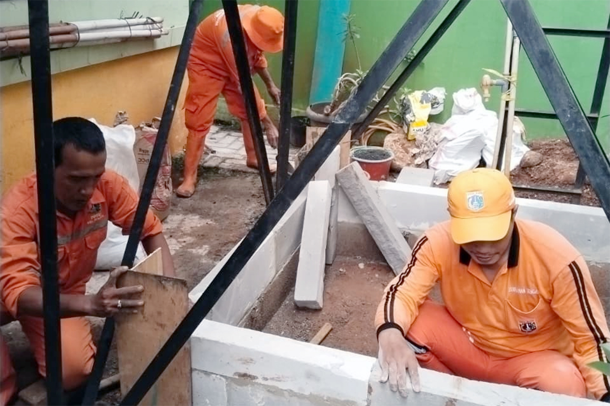  Sejumlah petugas PPSU menata lahan urban farming di TK Negeri Kramat Jati 03