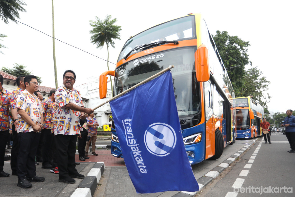 Rano Karno melakukan flag off sebagai tanda pelepasan rute baru bus Open Top Tour of Jakarta