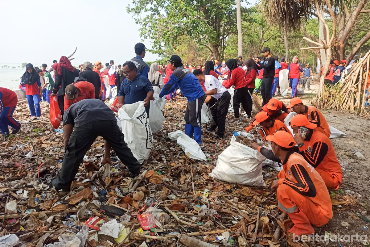  Aksi bersih-bersih pantai peringati World Cleanup Day