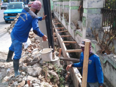 SDA Kecamatan Penjaringan Perbaiki Turap Saluran Pluit Permai Raya