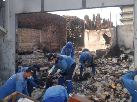 Personel Gabungan Bersihkan Puing Sisa Kebakaran Kawasan Pasar Gembrong 