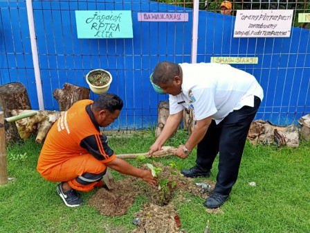  20 Pohon Produktif Ditanam di RPTRA Klanceng Putih