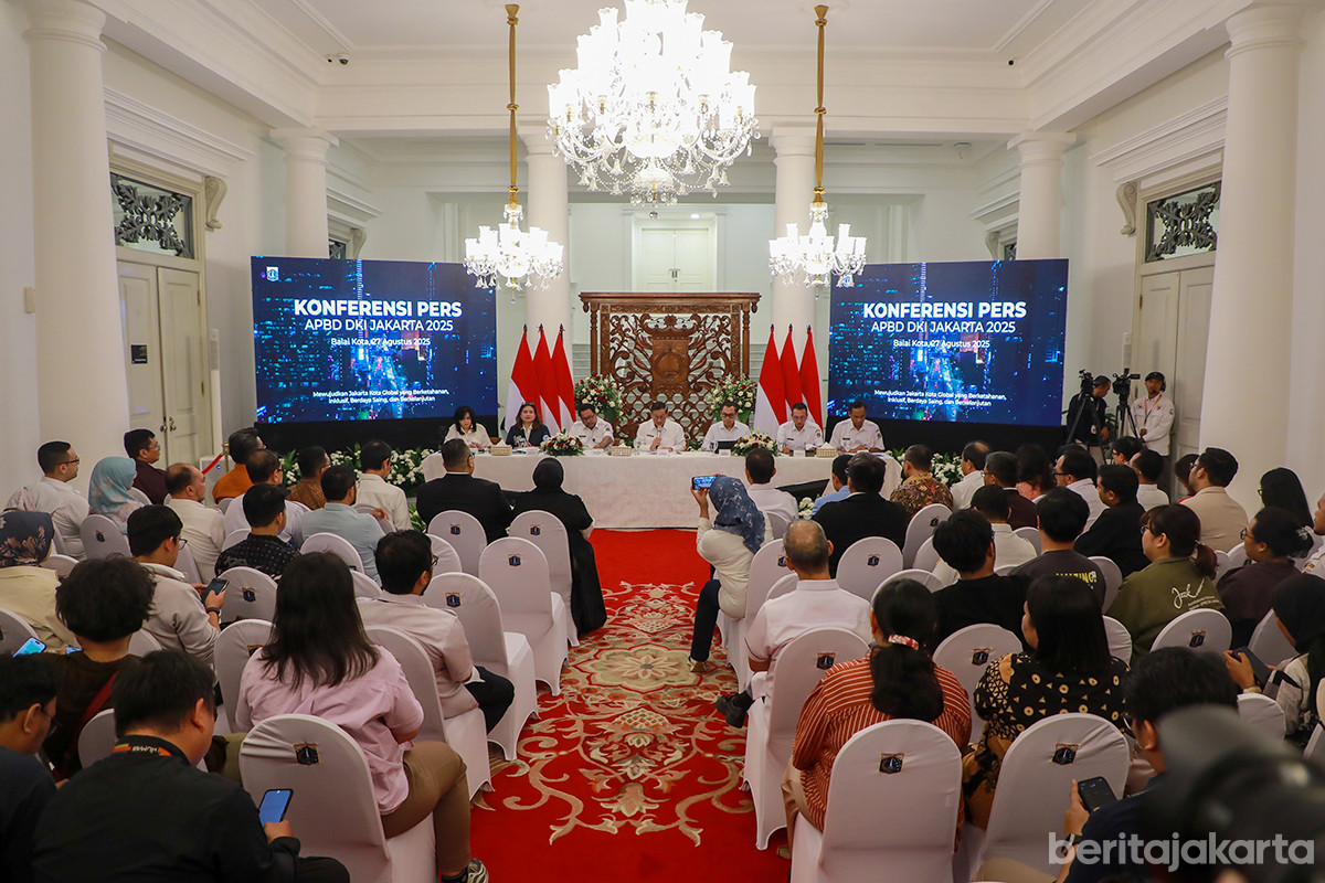 Pemprov DKI menggelar konferensi pers terkait pengelolaan APBD tahun 2025 di Balai Kota