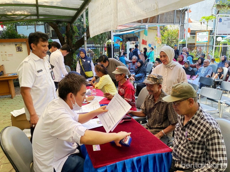 Petugas sedang mendata Penerima Bantuan Sosial Kartu Lansia Jakarta di Kelurahan Cipete Utara