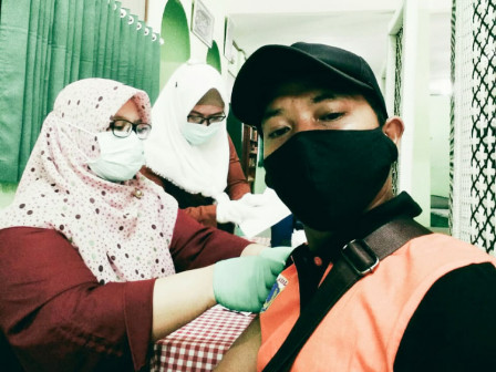  38 PPSU Bukit Duri Divaksinasi di SMPN 73 