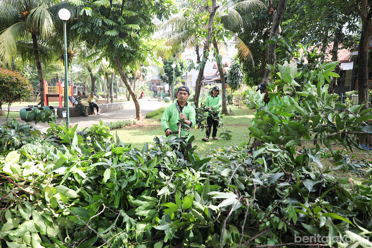 Petugas melakukan perawatan secara berkala pohon yang ada di RTH