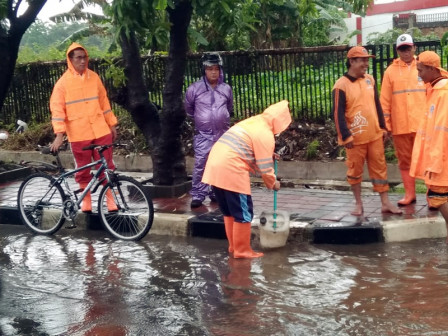  Petugas PPSU Atasi Genangan di Jl Terusan Kelapa Hibrida