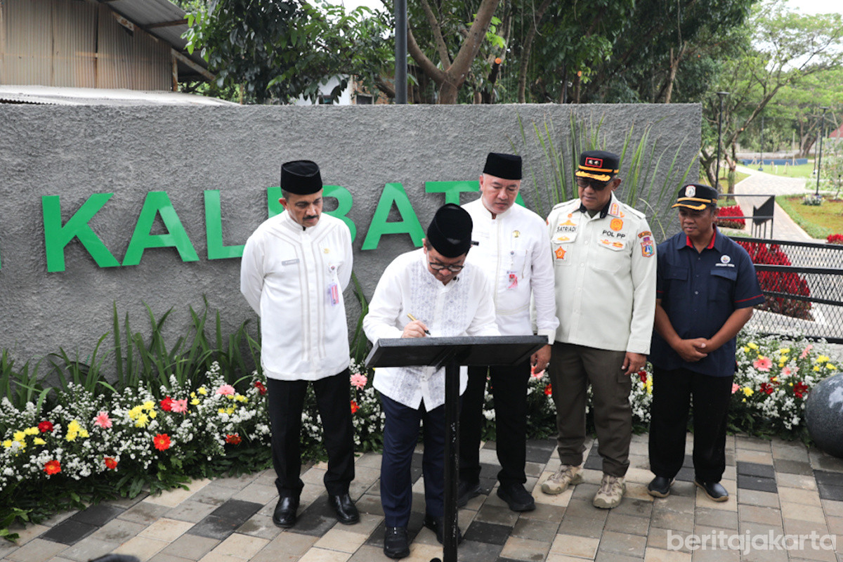 Gubernur menandatangani prasasti peresmian RTH Kampung Kalibata