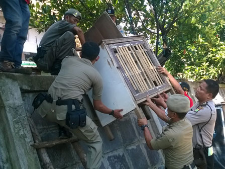 Kandang Unggas di Jl Inspeksi Pegangsaan Dibongkar