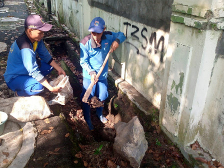 Saluran di Jalan Masjid 1 Dikuras