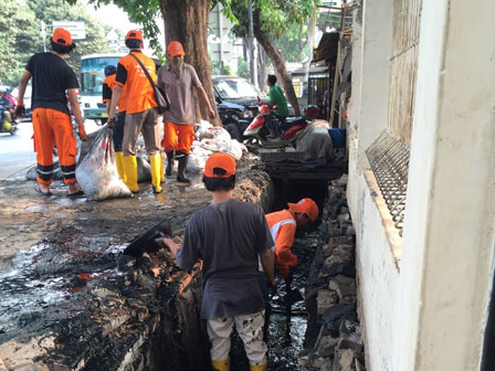 Saluran Jl Kebon Raya Penggilingan Dikuras