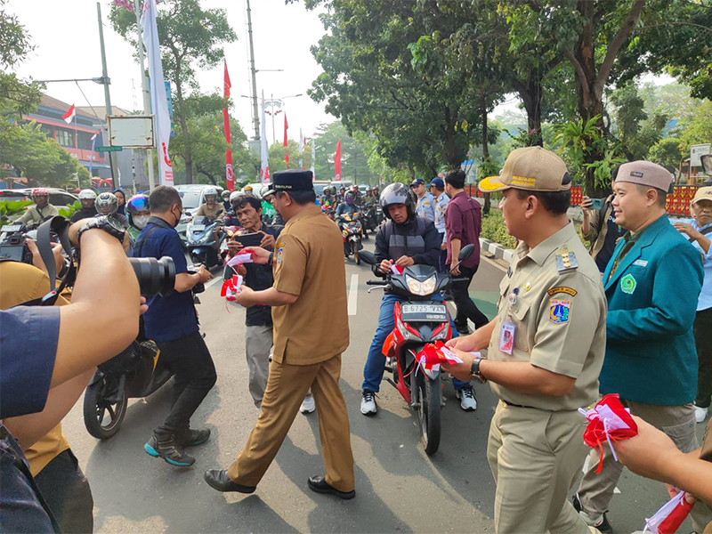 Pemkot Jakbar Bagikan 8.000 Bendera Merah Putih