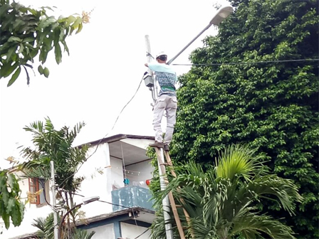 Tiga Lampu LED Dipasang di Kantor Kelurahan Cipinang Besar Utara