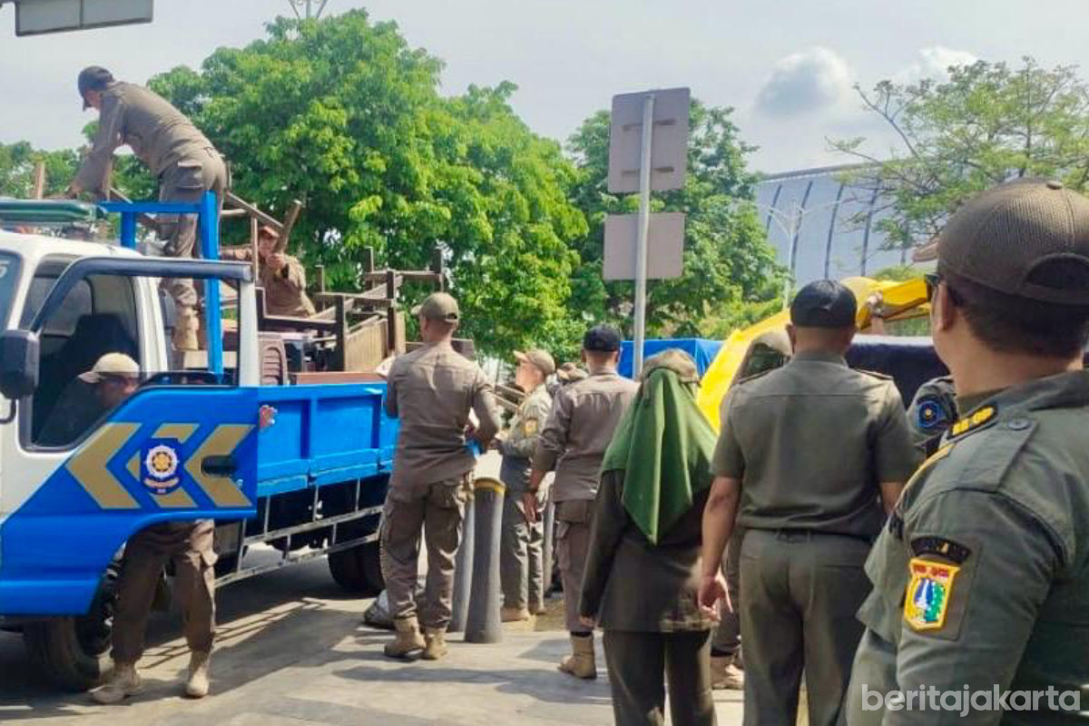 Petugas Gabungan melakukan Bina Tertib Praja di Jalan Danau Sunter Barat