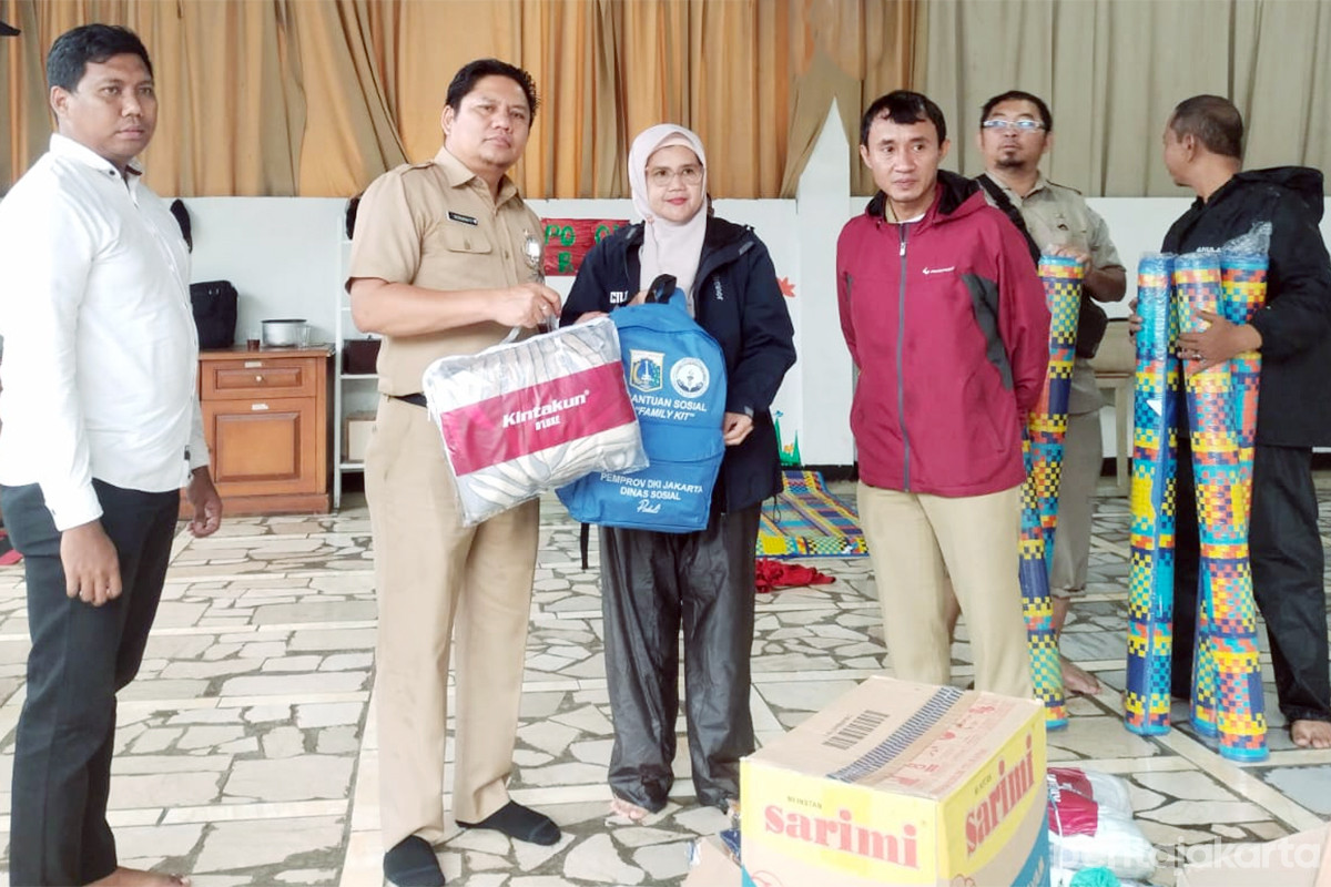 Sudinsos Jaksel serahkan bantuan warga terdampak genangan di Cilandak Timur