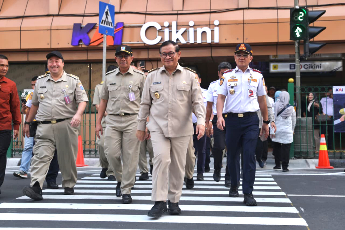 Gubernur DKI Jakarta beserta jajarannya meninjau pelican crossing di Stasiun Cikini