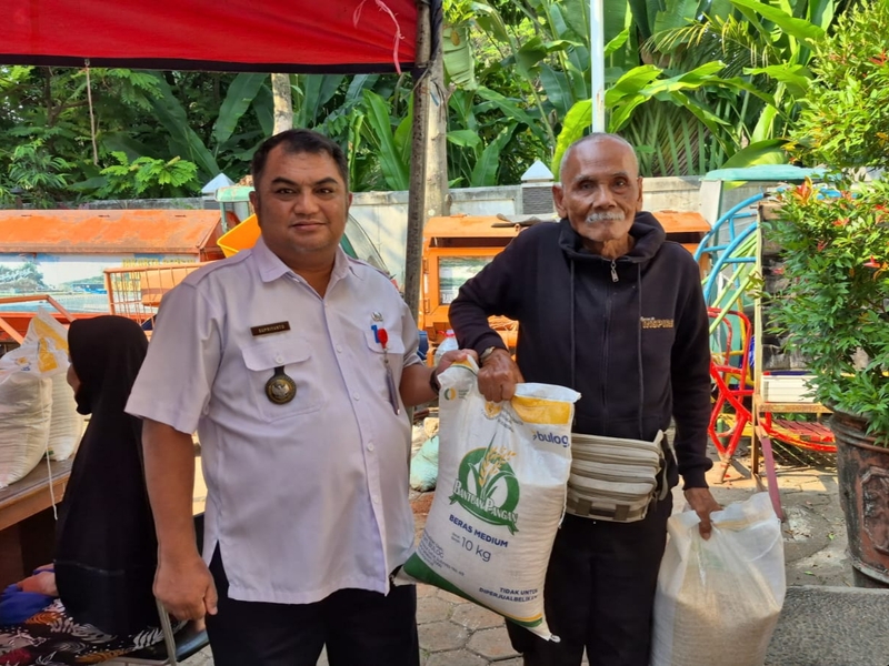 Penerima Manfaat di Cipete Utara Terima Bantuan Cadangan Beras Pemerintah